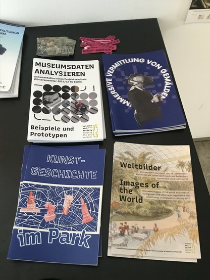 Hefte und Sticker auf einem Tisch
