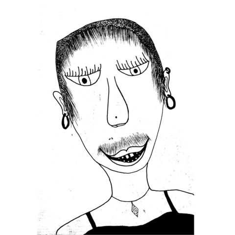 Portrait en noir et blanc au crayon d'une personne trans non binaire aux cheveux courts avec un long nez une moustache fine des yeux en demie amandes des anneaux aux oreilles un sourire avec des dents espacées un collier avec un pendentif en losange et un debardeur noir dont on voit les bretelles.