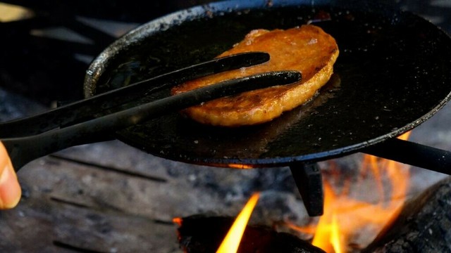 ソロキャンプ｜無骨キャンパーに憧れてブッシュクラフト。沖縄土産で泥酔キャンプinお酒の杜キャンプ酒場