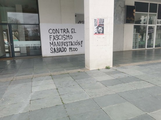 Pintada en una fachada. Contra el fascismo.