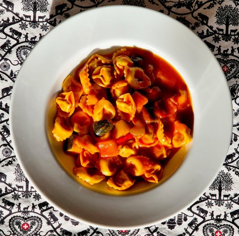 Fotografía de un plato de tortellini con tomate