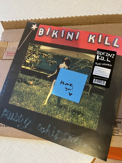 Plattencover „Bikini Kill - Pussy Whipped“ mit Post It: „Thank you“