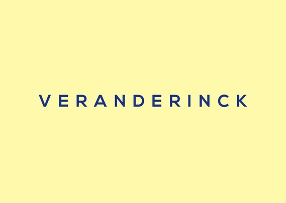 Het woord 'veranderinck' in donkerblauwe letters op een lichtgele achtergrond.