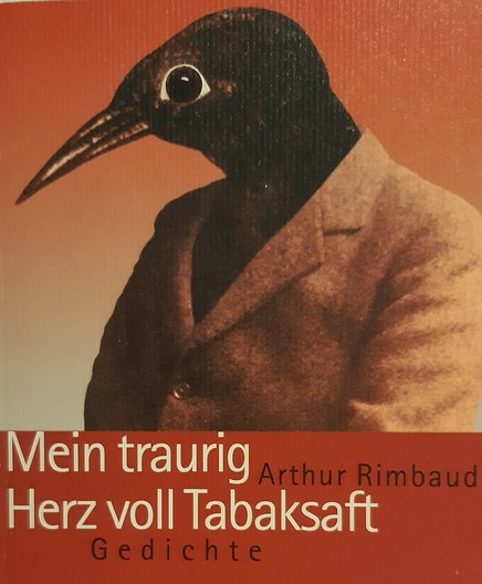 Titelblatt des Taschenbuchs (und daraus das Gedicht weiter unten): A. Rimbaud, Mein traurig Herz voll Tabaksaft, #Gedichte, Leipzig 2003.
#Lyrik #Poesie

Folgender Text: Arthur #Rimbaud (1854-1891), Das trunkene Schiff, #Gedicht in 25 vierzeiligen Strophen, hier Strophe 18 - 20, dt. Übertragung von Paul #Celan, 1958.

[...]
Und ich - verstrickt, verloren im Haar geheimer Buchten, 
Hinauf ins Vogellose geworfen vom Orkan:
Sie fahren nicht, die Klipper, die Koggen, die mich suchten, 
Des wassertrunknen Rumpfes nimmt sich kein Schlepptau an.

Frei war ich und ich rauchte, von Nebelblau bestiegen, 
Ich stieß durch Feuerhimmel, ich stieß sie alle ein, 
Und was den Dichtern mundet, das fühlt ich auf mir liegen:
Es waren Sonnenflechten, es war azurner Schleim.

Ich - mondgefleckt, elektrisch: die toll gewordne Planke!
Seepferdchen kam in Scharen und war mein schwarzer Troß.
Ihr Himmel blau und tiefblau, ich sah euch alle wanken, 
Ich sah, wie euch der Juli durch Glutentrichter goß!
[...]