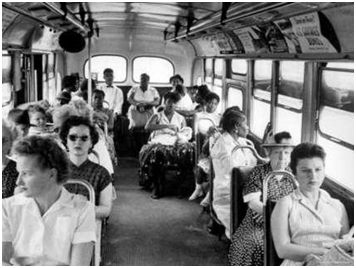 Bus de l'époque de l'Apartheid, Afrique du Sud. Les personnes blanches sont assises devant et on voit les personnes noires assises au dernier rang, au fond du bus. Photo d'archive en noir et blanc