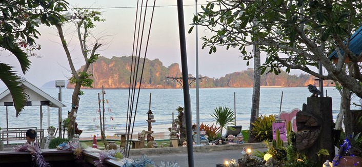 Blick vom Hadsai Resort über das Meer auf eine Insel, die in Privatbesitz ist.