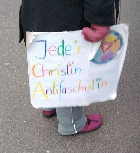 Ein Demoschild mit der Aufschrift: jede Christin Antifaschistin.