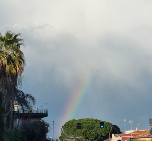 Dopo la pioggia un arcobaleno attraversa le nuvole