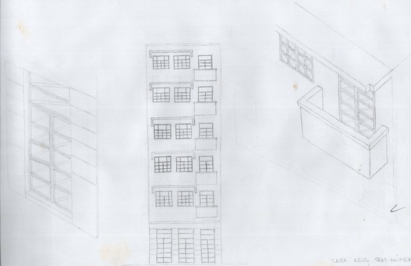 Scan de desenho em papel branco, usando grafite.

Ao centro, fachada principal de edificação. Tem 6 andares: 3 portas no 1º pavimento e 2 janelas à esquerda e 1 porta com sacada à direita em todos os outros pisos. Tanto as portas, quanto as janelas são compostas por esquadrias com pequenos retângulos preenchidos em vidro. Entre as portas do 1º pavimento, percebem-se linhas horizontais equidistantes. Acima de cada par de janela, retângulo fino com "quedas" perpendiculares para cada lado.

À esquerda, vista em perspectiva de porta do 1º pavimento. Com bandeira dupla e 2 folhas (cada uma com 5 retângulos).

À direita, vista em perspectiva da porta de 1 dos pavimentos tipo e 1 janela. Compartilham um brise horizontal, com um recuo em forma quadrada na ponta exterior. As janelas têm 2 folhas (vemos 3 pares de quadrados em cada), assim como a porta (observam-se 5 retângulos em cada). A borda da sacada é mais larga que o resto do parapeito.

No canto inferior direito: "Casa azul sem número".