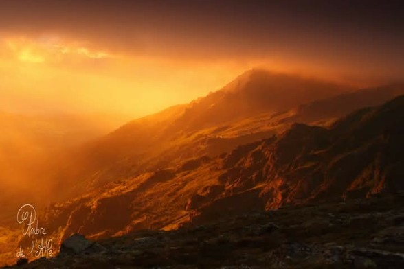 L'Embrasement des Solitudes

Mes pâtes cuisent tranquillement sous le rocher, rajoutant un bloubloutement fluctuant au son des torrents qui se coulent en voix changeantes. Surprise : un nuage semble se colorer par dessous. D'abord, c'est timide : je fais semblant de l'ignorer. 

… Jusqu'au moment où ce n'est plus ignorable... J’attrape mon matériel photo, cours jusqu'au début de la fin de la pente fuyante qui se jette jusqu'à une cabane de berger. La lumière est vraiment, vraiment démente. La montagne n'est plus qu'une succession de crêtes orange fluo entourées par des zones sombres. Le soleil se laisse choir sous le nuage, un rayon rougeoyant me caresse. L'instant, d'une puissance incroyable, n'est pas re-transcriptible en image. Des bancs de brume incandescents se laissent chuter dans des abîmes d'ombre... 

La pluie recommence devant le paysage fluo. Tout s'éteint. Je reste un moment, groggy, sous la pluie. Puis, trempée, m'en retourne à mes pâtes froides. 

Copyright : Ambre de l'Alpe 
@ambredelalpe