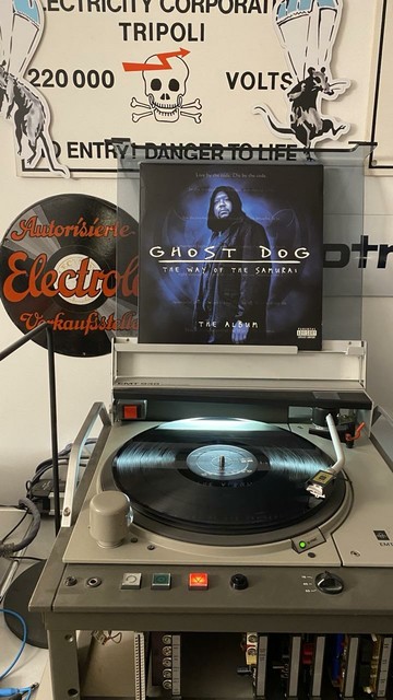 Vinyl Schallplatte „Ghost Dog: The Way Of The Samurai“ auf einem Plattenspieler.