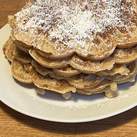 Ein Stapel Waffeln mit Puderzucker