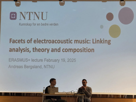 Andreas Bergsland e Nicola Monopoli discutono sul palco della lecture “Facets of electroacoustic music”