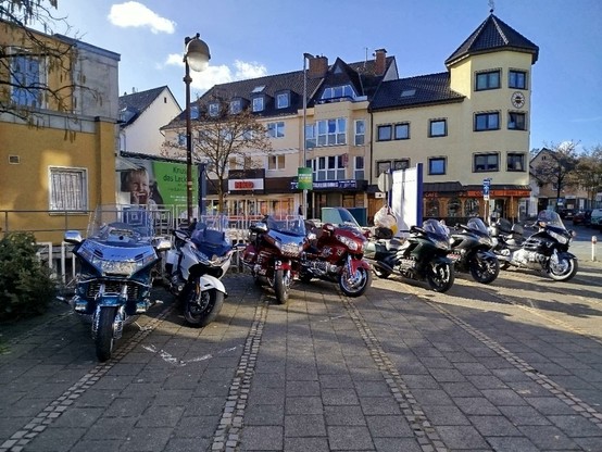 7 Motorräder.