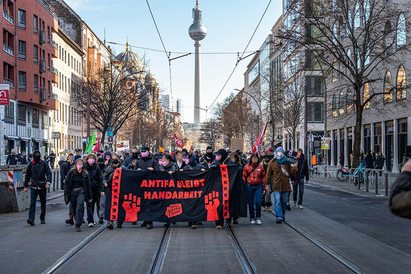 Das Transparent mit dem Text "Antifa bleibt Handarbeit" hinter dem viele Menschen laufen.Im Hintergrund ist der Berliner Fernsehturm zu sehen.

Foto: © Björn Obmann