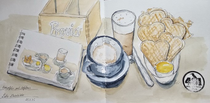 Aquarell: Tisch mit einer Holzkiste, davor ein Skizzenbuch  mit angedeuteter Schale mit Herzwaffel, zwei schwarzen Tassen, einem Glass Latte Macchiato, rechts daneben eine große schwarze Tasse Cappuccino, dahinter ein Glas Latte Macchiato, ein langer Löffelstil und ganz rechts eine längliche Schale, die Herzwaffeln mit Puderzucker und ein Schälchen Apfelmus enthält. Daneben ist der Stempel des 401 Waffelladens.