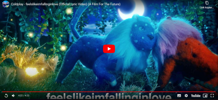 Screenshot eines Youtube Videos - zwei Plüschlöwen [?]
[rot und blau] kuscheln miteinander in einer bunten
Traum-Natur-Landschaft mit Pflanzen und
glühwürmchenartigen hellen Lichtern und am
Himmel leuchten Sterne und ein wunderschöner
Mond. Romantik pur. :-) - das Video ist ein Lyric
Video von Coldplay mit dem Song
feelslikeimfallinnginlove :-)