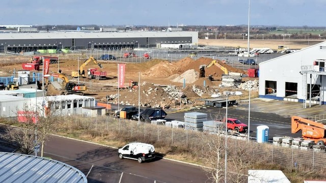 Letzte Abrissarbeiten bei Amazon am Flughafen Schkeuditz