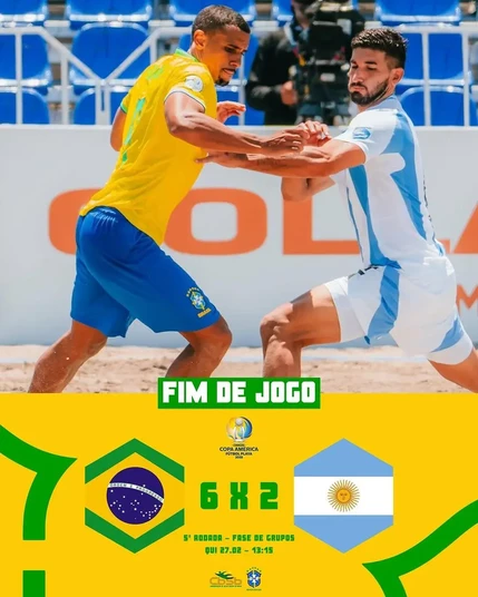 A imagem mostra um pôster de um jogo de futebol de areia entre Brasil e Argentina. Na parte superior da imagem, dois jogadores, um vestindo uma camisa amarela e shorts azuis com a palavra "Brasil" e o outro com uma camisa branca e azul listrada, estão no meio do jogo. A parte inferior do pôster contém informações sobre o jogo, incluindo o placar final de 6x2 a favor do Brasil. As bandeiras dos dois países estão representadas em hexágonos. O texto "FIM DE JOGO" é exibido em letras verdes grandes.