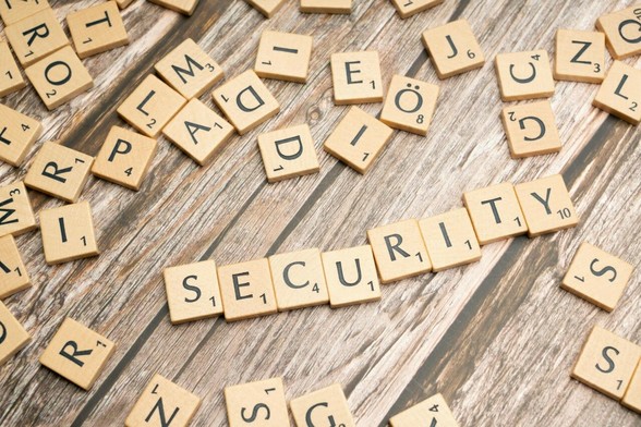 Lettres du jeu Scrabble formant le mot sécurité en anglais