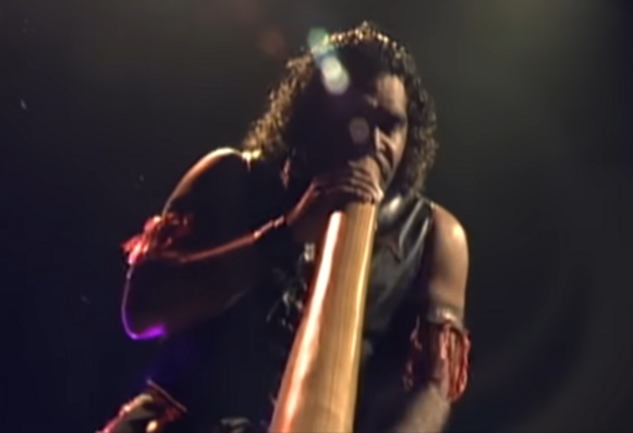 un joueur de didgeridoo
profond