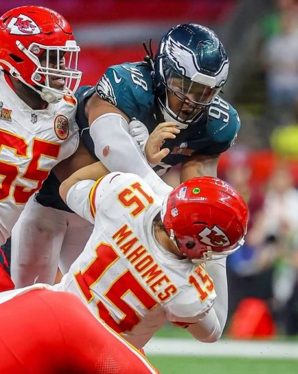 A picture of Philadelphia Eagles defensive lineman Jalen Carter smashing Patrick Mahomes in the face