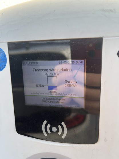 Ladesäule zeigt 5,7 kWh Ladestrom an.