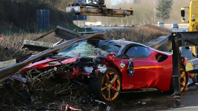 Unfall mit Ferrari bei Probefahrt: Halbe Million Schaden | Regional