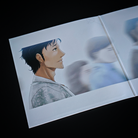 Zdjęcie przedstawia wewnętrzny motyw okładki typu gatefold, na którym widzimy Okabe Rintarou, głównego bohatera gry "Steins;Gate". Postać jest ukazana z profilu, patrząc przed siebie z zamyślonym wyrazem twarzy. Tło jest rozmyte, z sylwetkami przechodniów, co podkreśla poczucie odosobnienia i refleksji. Dominują jasne, pastelowe barwy, które nadają ilustracji subtelny i melancholijny charakter.