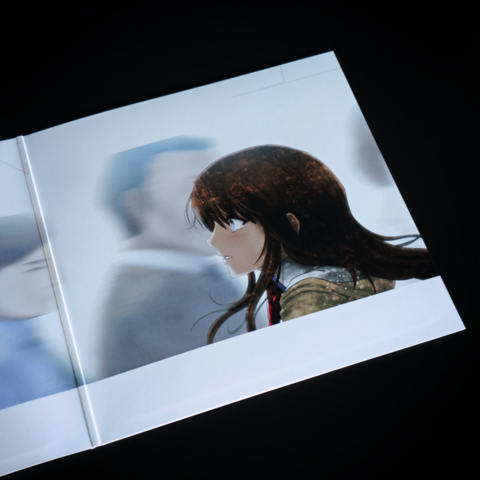 Zdjęcie ukazuje Kurisu Makise, jedną z głównych postaci gry, również na wewnętrznej stronie okładki typu gatefold. Kurisu jest przedstawiona z profilu, z rozwianymi włosami, co nadaje jej dynamiczności. Jej spojrzenie jest skupione, a tło, podobnie jak na pierwszym zdjęciu, jest rozmyte, z niewyraźnymi sylwetkami przechodniów. Ilustracja utrzymana jest w delikatnych barwach, podkreślając emocjonalny i introspektywny klimat.