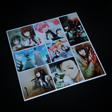 Zdjęcie ukazuje koszulkę na płytę winylową z gry "Steins;Gate", ozdobioną kolażem dynamicznych scen z postaciami w różnych sytuacjach. Ilustracje przedstawiają zarówno spokojne, jak i dramatyczne momenty, w tym postacie w laboratorium, na ulicy oraz w chwilach napięcia. Kolorystyka jest zróżnicowana, co podkreśla różnorodność emocji i wydarzeń w grze.