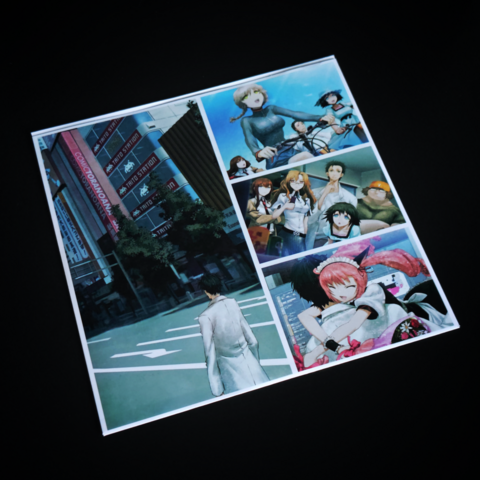 Zdjęcie przedstawia koszulkę na płytę winylową z gry "Steins;Gate", na której widnieje kolaż scen z życia bohaterów. Obrazy ukazują postacie w codziennych sytuacjach, takich jak spacer po mieście czy spotkania w grupie. Kolorystyka jest jasna i żywa, a ilustracje oddają atmosferę gry, łącząc elementy naukowe z osobistymi relacjami postaci.