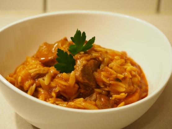 Ein griechischer Eintopf mit Lammfleisch, Kritharaki (Orzo) Nudeln.