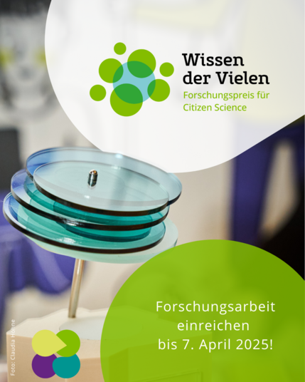 Wissen der Vielen Forschungspreis für Citizen Science. Forschungsarbeit einreichen bis 7. April 2025! Foto des Preises: Mehrere Scheiben aus Glas versetzt übereinander.