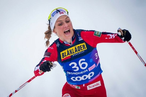 Sur, skuffet og forbannet Johaug etter VM-sølvet: – Jeg blir i hvert fall revansjsugen til femmila