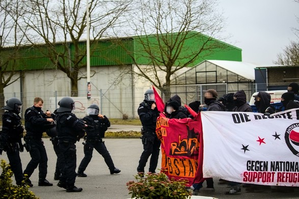 Der Demonstrationszug vor einer überfordert wirkende Polizeikette