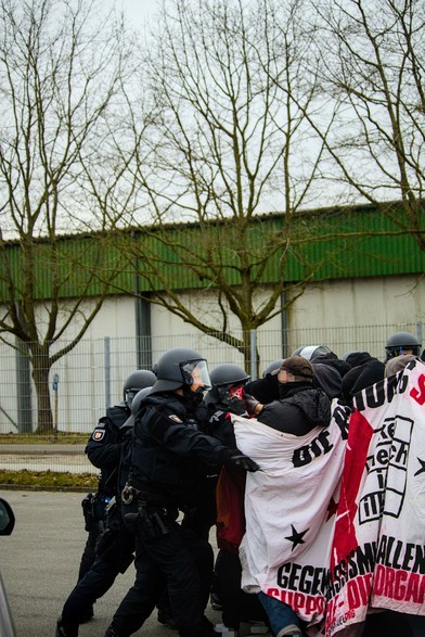 Polizist*innen greifen die ersten Reihen der Demonstration an