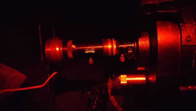 Caméra zwo sur un tube de projection vissé a l'arrière du télescope pour obtenir 9 mètres de focale