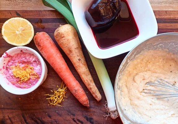 Die Zutaten vor der Zubereitung: 
Karotte, Pastinake, Porree 1/2 Zitrone, eine Schale mit einer gegarten Rote Bete und etwas Saft, einige Zitronenzesten, eine Schale mit rosa Creme und etwas Zitronenabrieb, eine Schüssel mit dem Waffelteig.