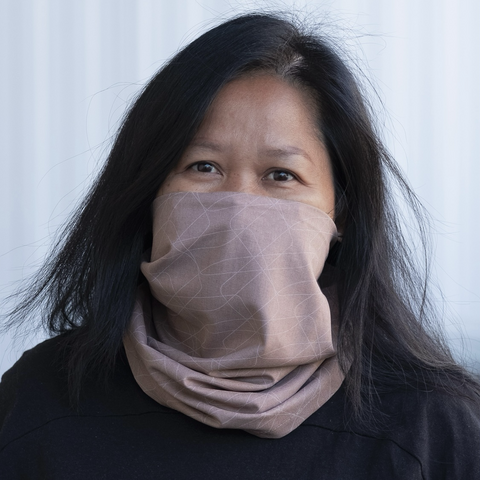 Vrouw met beige filter-sjaal