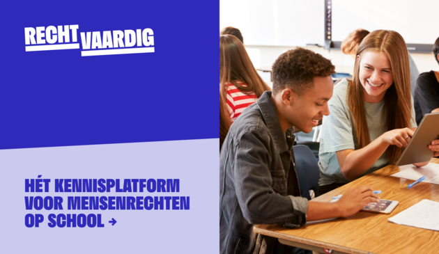 Aan de linkerkant het logo RechtVaardig met daaronder de tekst 'Hét kennisplatform voor mensenrechten op school' en aan de rechterkant twee lachende  scholieren aan het werk in de klas.