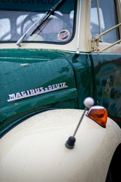 Ein Foto eines grün-weißen Oldtimers. Auf der Motorhaube steht Magirus-Deutz.