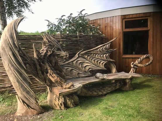Un incroyable banc en forme de dragon sculpté à la tronçonneuse par Igor Loskutow 1
