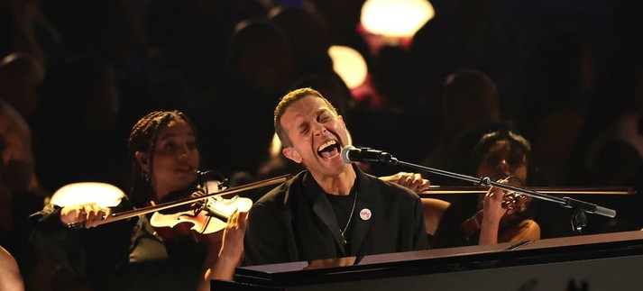 El cantante Chris Martin, líder de la banda Coldplay, frente al piano en el escenario de la 67ª Edición de los Premios Grammy. / Maya Dehlin Spach