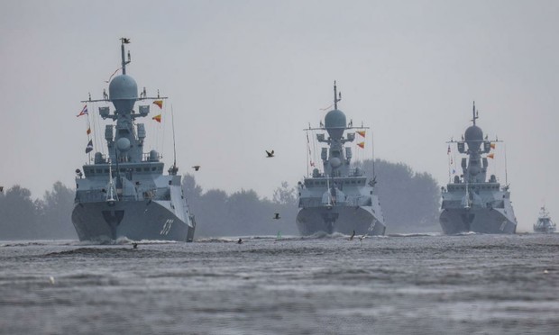 Buques rusos navegan por el golfo de Finlandia, en el mar Báltico. (SOPA Images VIA GETTY IMAGES)