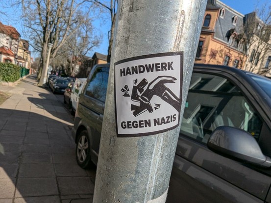 Handwerk gegen Nazis Aufkleber an einer Laterne in Giebichenstein, Halle