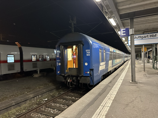 Der Nachtzug nach Budapest und Zagreb wird in Stuttgart Hbf an den Bahnsteig rangiert