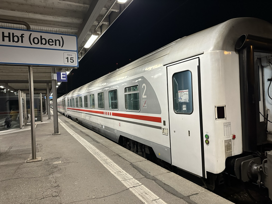 Die kroatischen Wagen hängen hinter der Lok