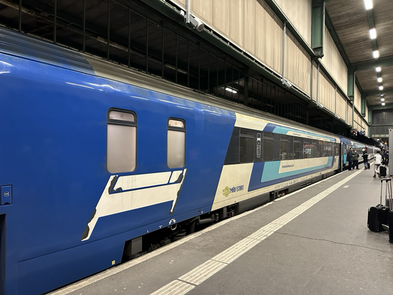 Am Schluss sind die ungarischen Wagen, hier der Schlafwagen