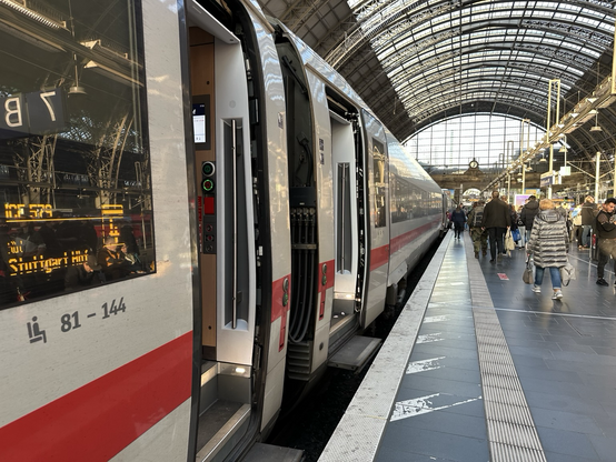 Ein ICE 4 als ICE 579 in Frankfurt Hbf